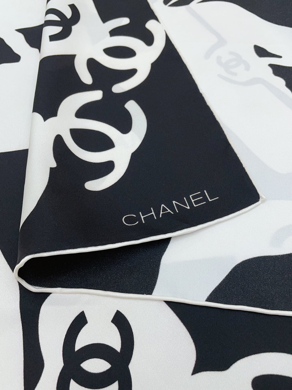 CC Square Scarf 90 CM In Black Mix White Silk  305181