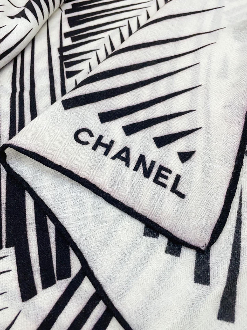 CC Square Scarf 140 CM In White Black Cashmere Mix Silk 382616