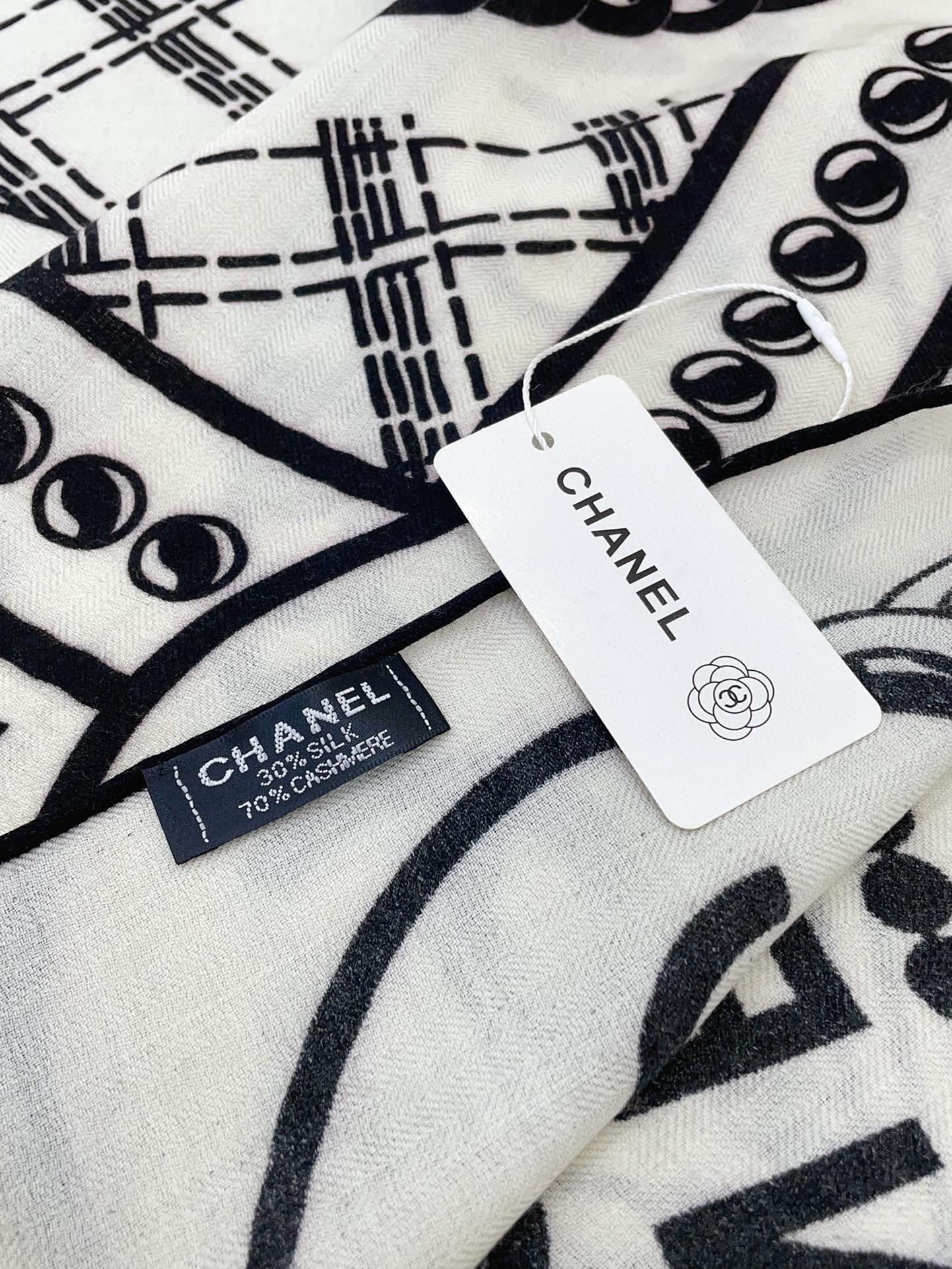 CC Square Scarf 140 CM In White Mix Black Cashmere And Silk 407279