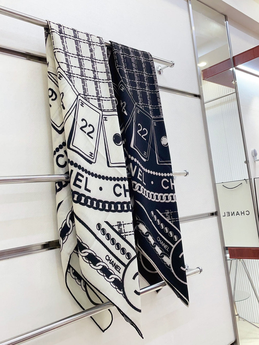 CC Square Scarf 140 CM In White Mix Black Cashmere And Silk 407279