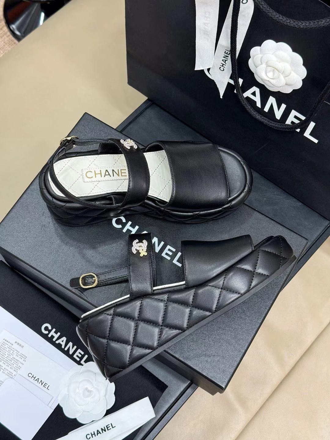 CC HIGH WEDGE SANDALS IN BLACK LAMBSKIN