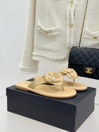 CC 26 Camellia Thong Sandal Beige Patent Leather 609991