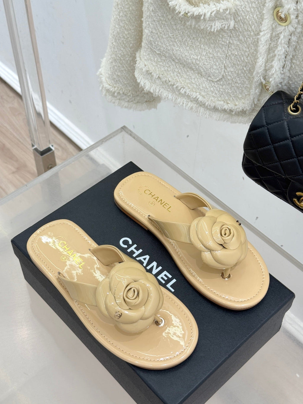 CC 26 Camellia Thong Sandal Beige Patent Leather 609991