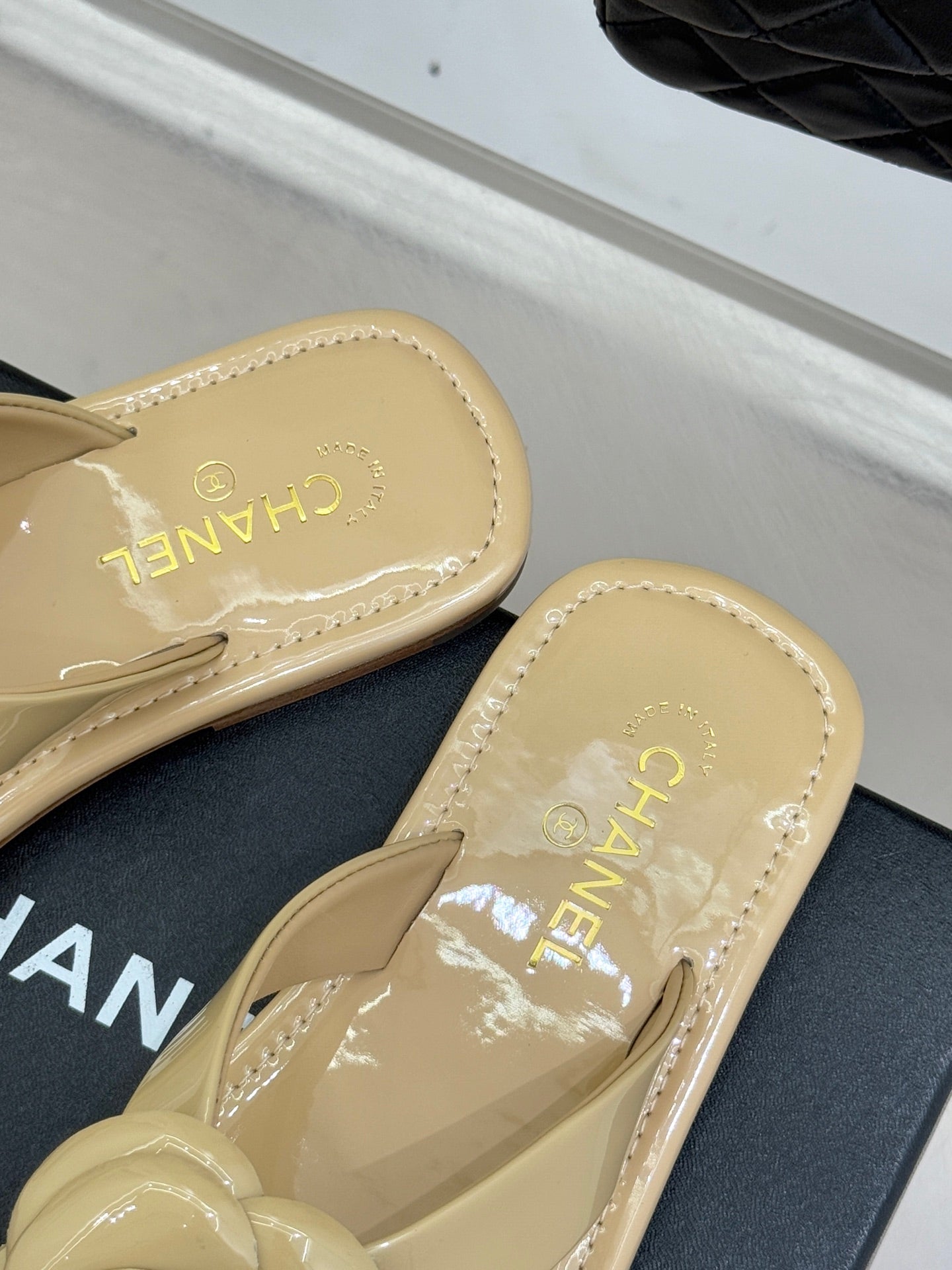 CC 26 Camellia Thong Sandal Beige Patent Leather 609991