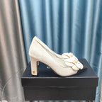 CC HIGH HEELS 80 MM IN WHITE SUEDE AND BLACK CALFSKIN WITH FLOWER