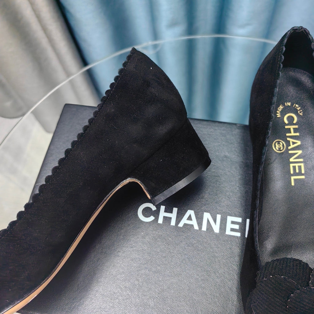 CC MEDIUM HEELS IN BLACK SUEDE AND CALFSKIN WITH FLOWER