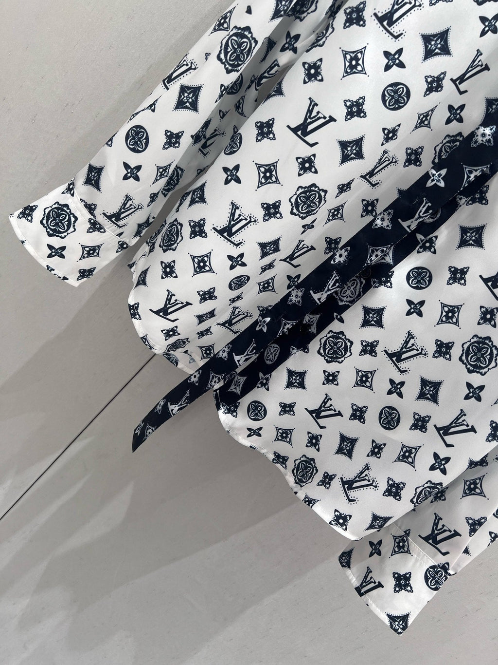 LV 25 Logo  Shirt Black White 210661