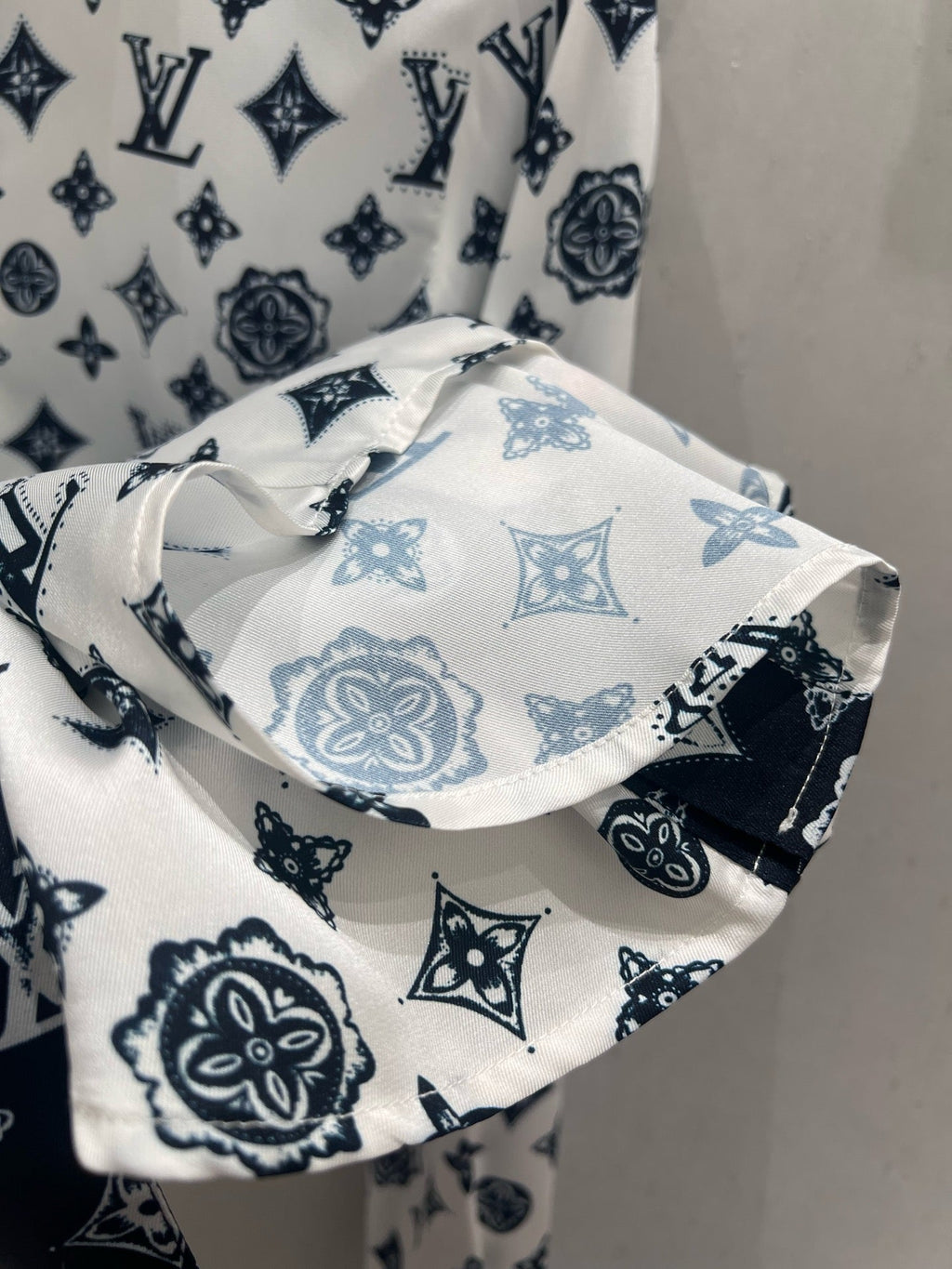 LV 25 Logo  Shirt Black White 210661