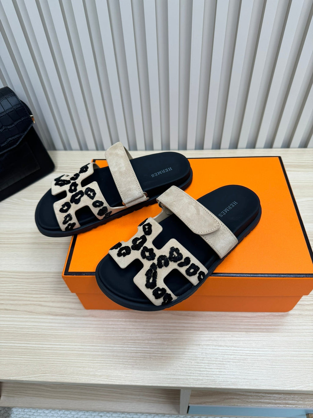 HM 26ss Slippers Black Gray Suede Leather 618575