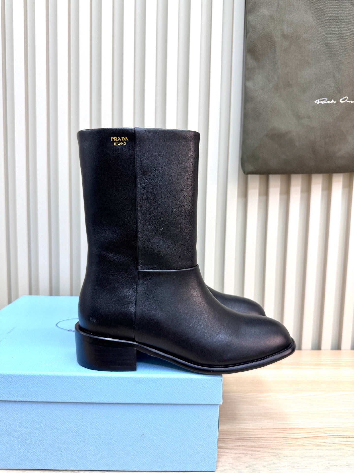 PRA latest mid-length boots black sheepskin 443659