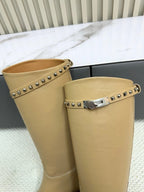 HM 25ss Kelly Buckle Riding Boots Dark Beige Cowhide 576122