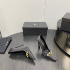 HIGH PUMPS IN BLACK SILK ATTACHED GOLD CHAIN