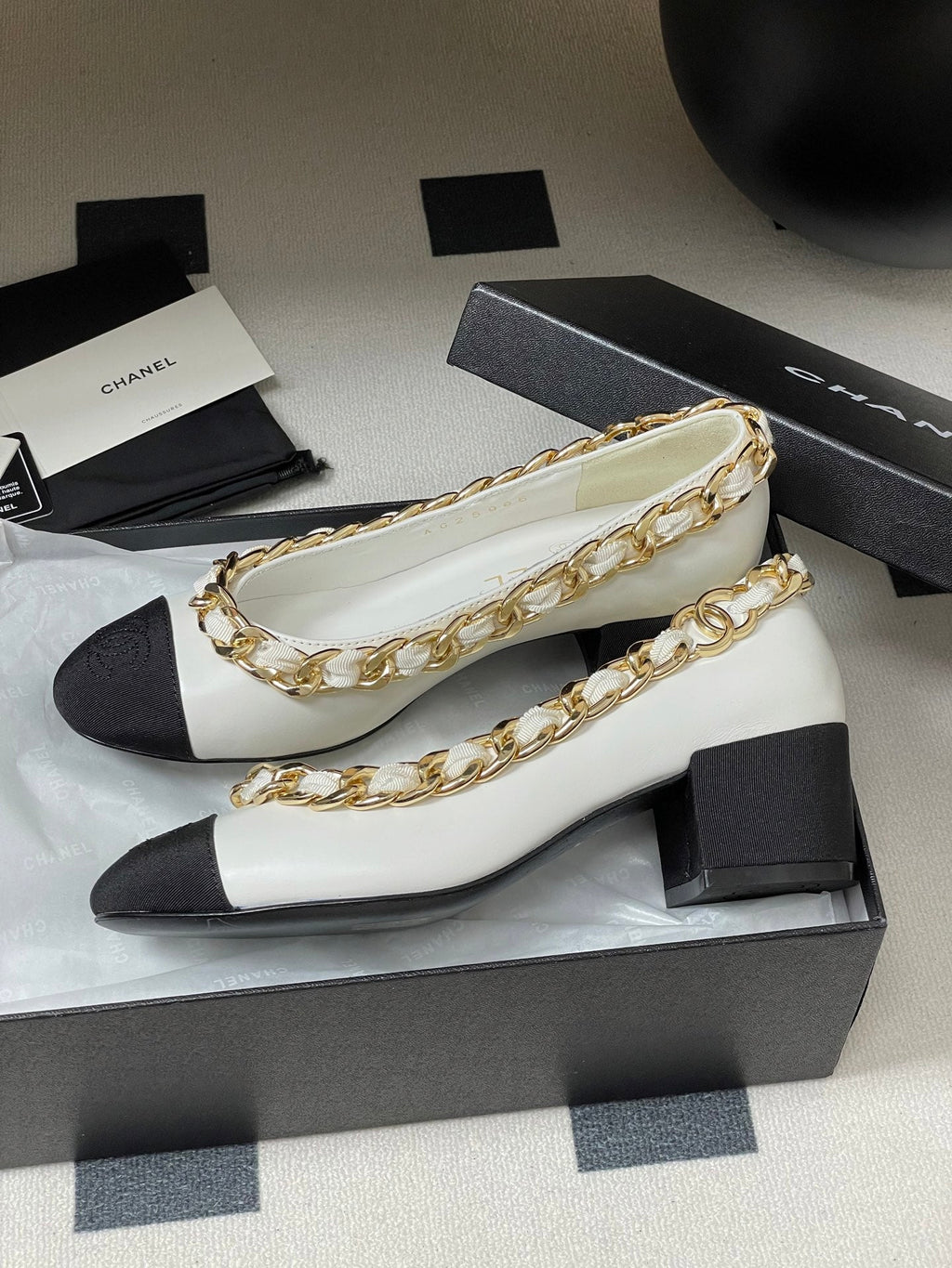 Chanel 25A 55mm Pump Big Chain Double C White Black Sheepskin 393814