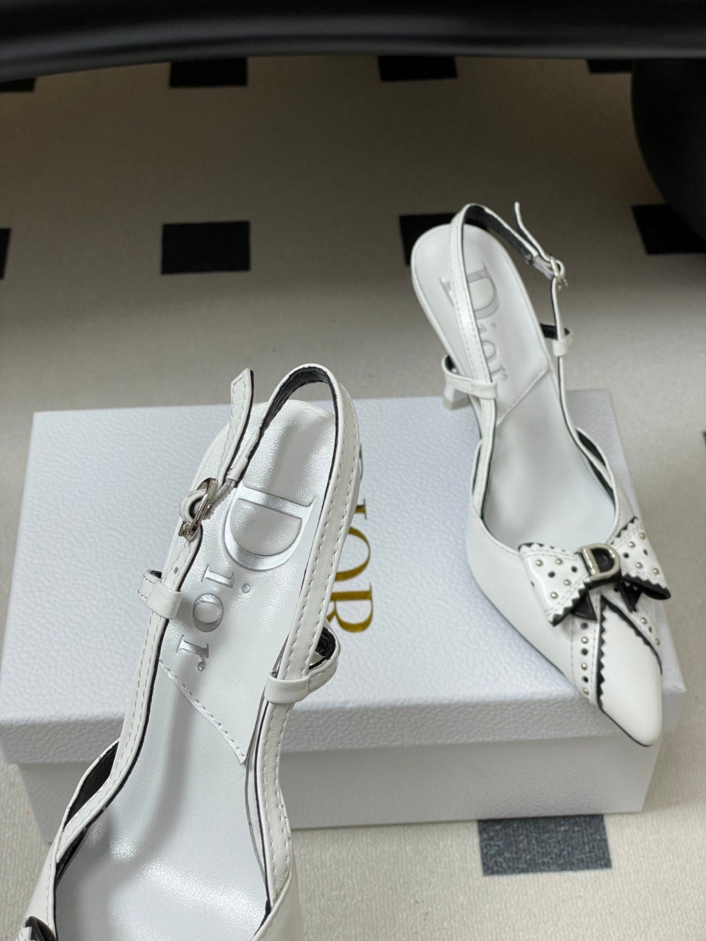 CD 26 Pointed Toe Slingback White Sheepskin 632582
