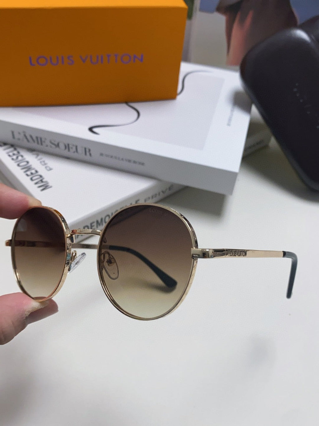 SIGNATURE ROUND SUNGLASS 581382 IN GOLD METAL BROWN SMOKE LENSES