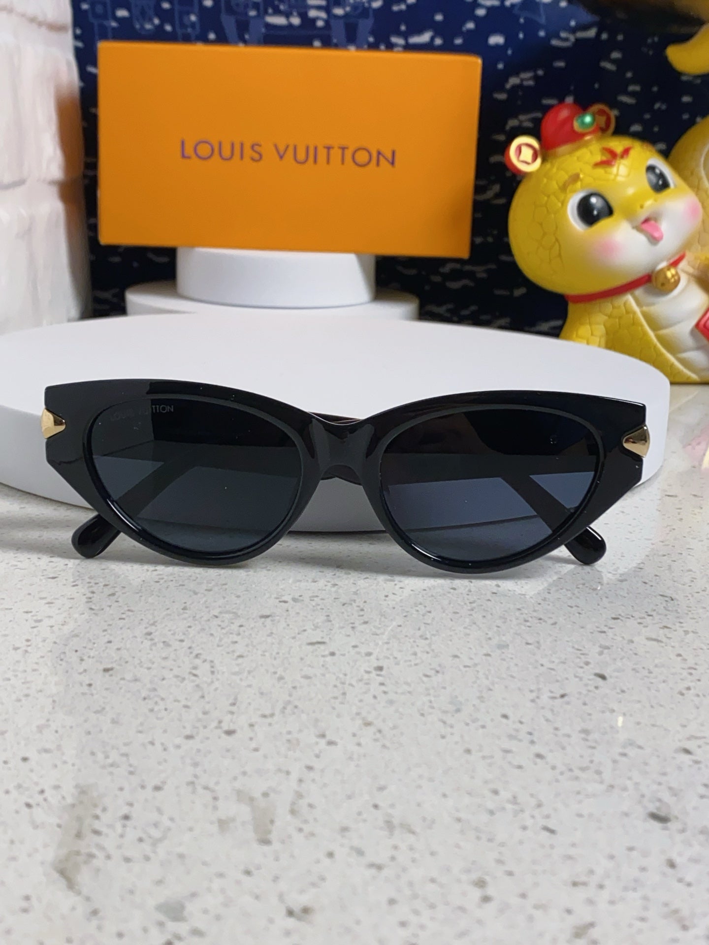 CAT EYE SUNGLASSES 576886 IN BLACK AND GOLD ACETATE