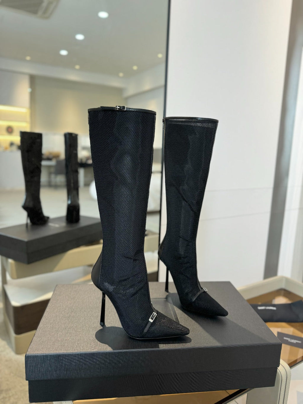 HIGH KNEE BOOTS IN BLACK MESH