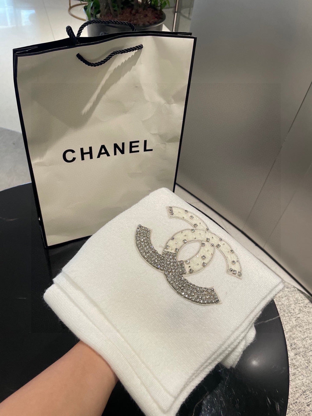 CC Rhinestone-Embellished Shawl 180 CM In White Cashmere Wool 363686