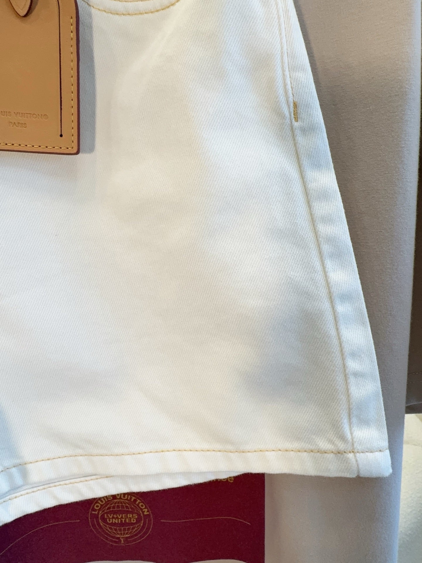 LV 25 Versatile  Slimming Denim Shorts White Cotton
