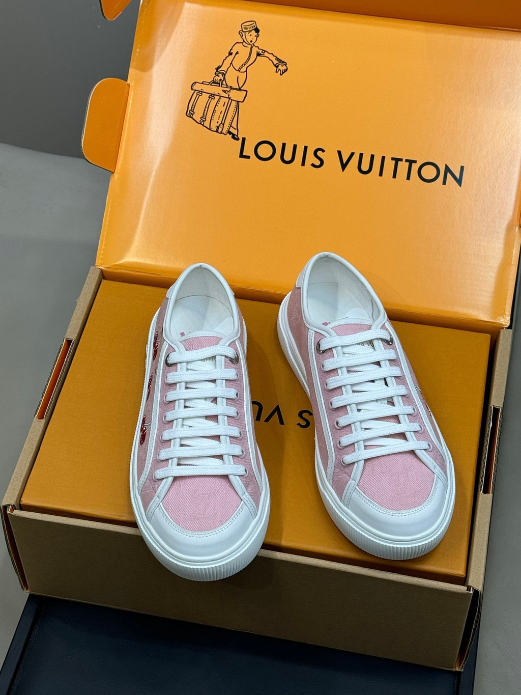 LV 26ss Sneaker Cherry Pink Monogram Denim Leather 621644