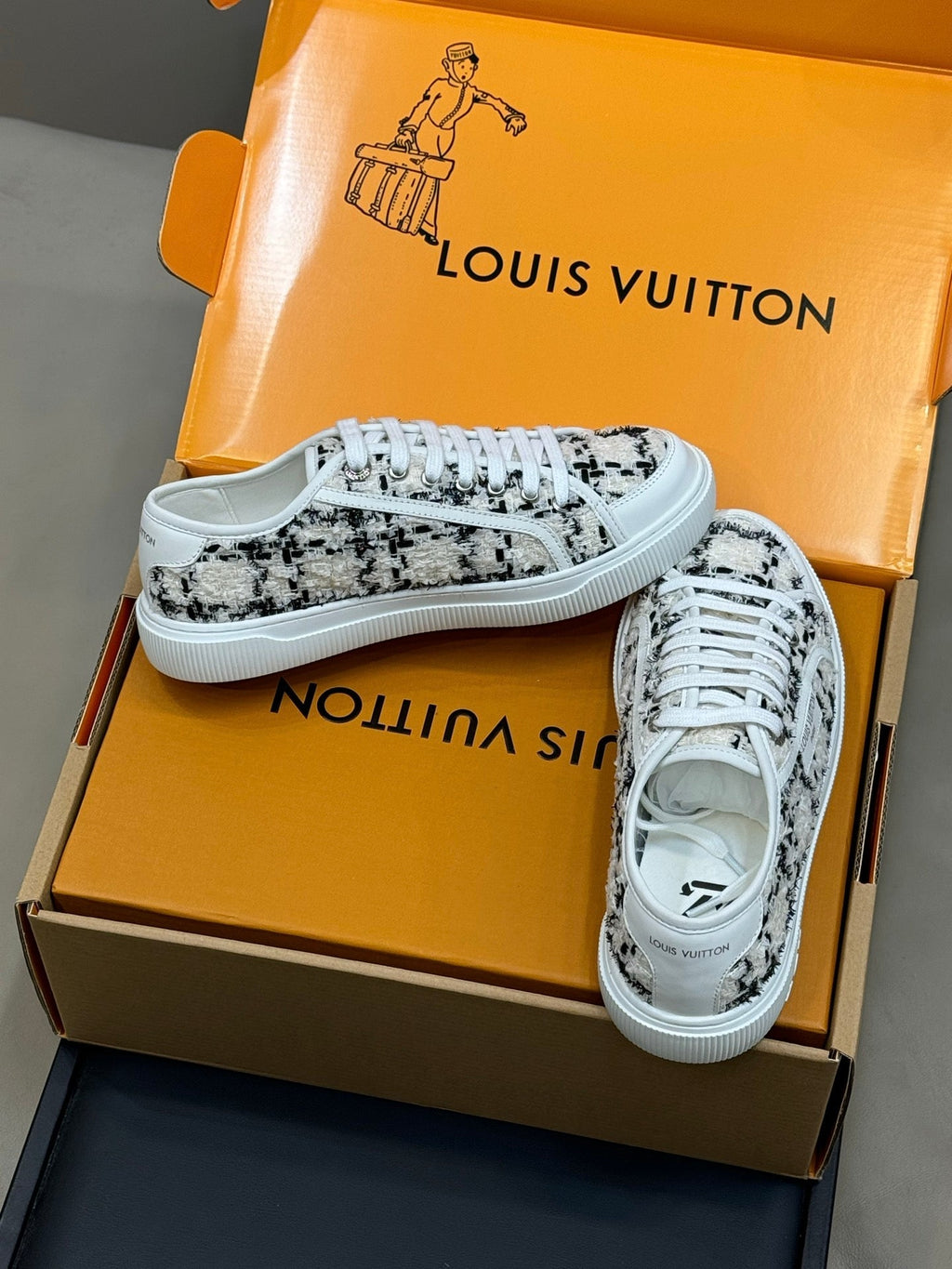 LV 26ss Sneaker White Black Tweed Leather 621650