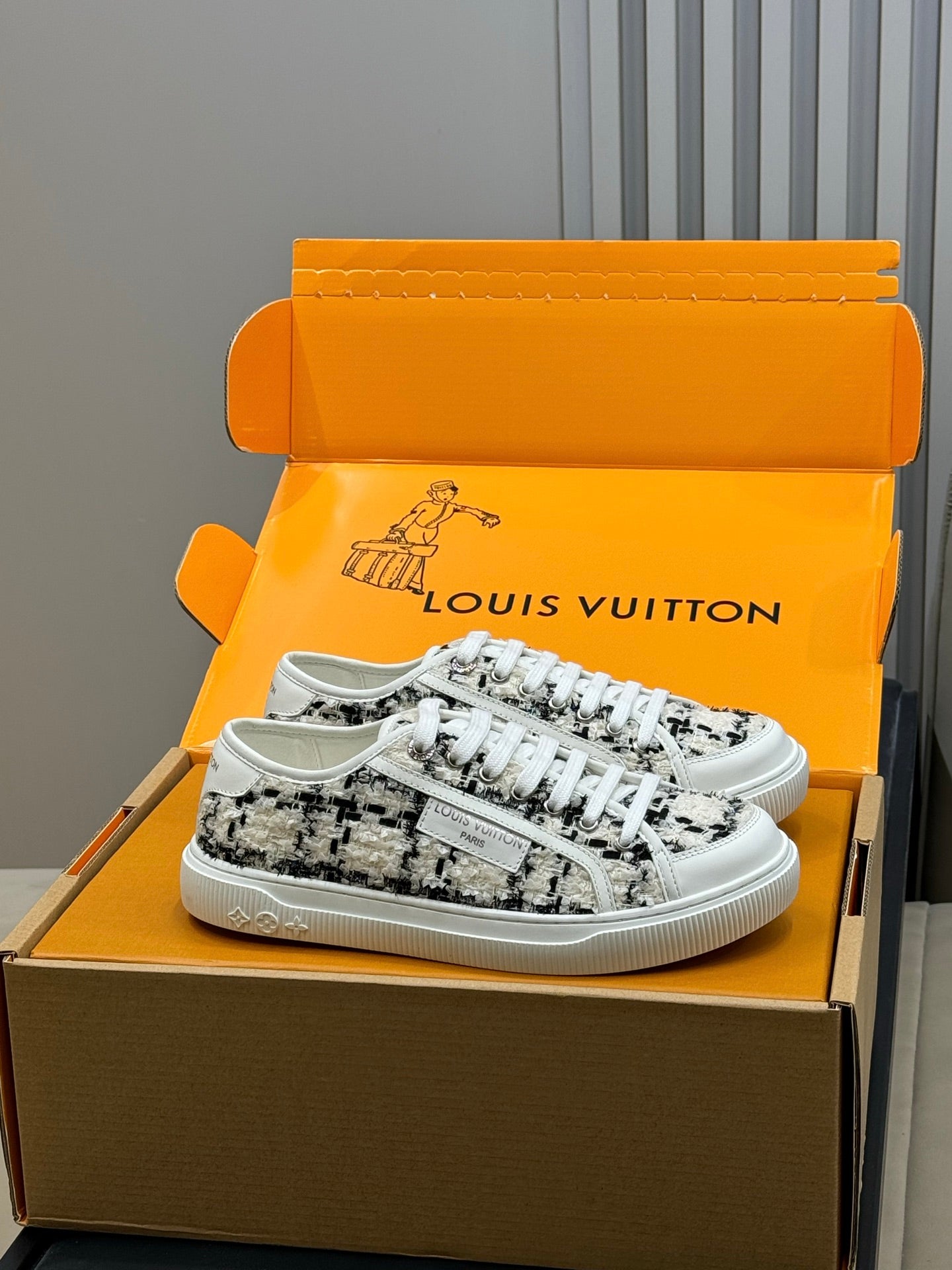 LV 26ss Sneaker White Black Tweed Leather 621650