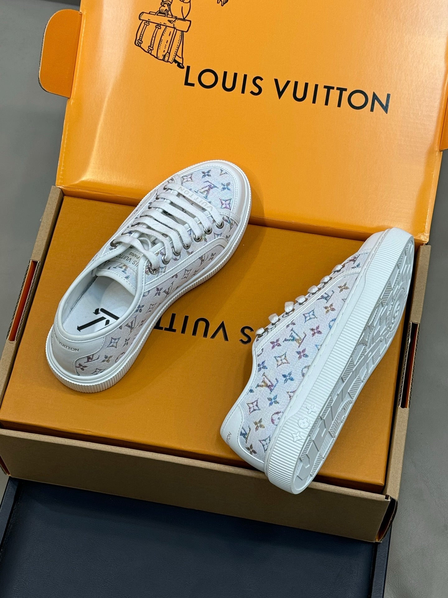 LV 26ss Sneaker Ivory Multicolor Monogram Leather 621640