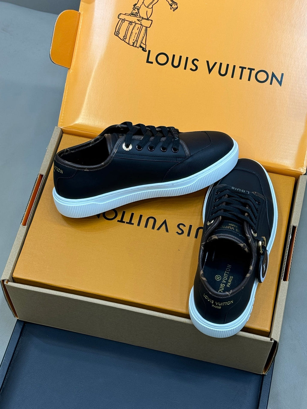 LV 26ss Sneaker Black Cowhide 621178