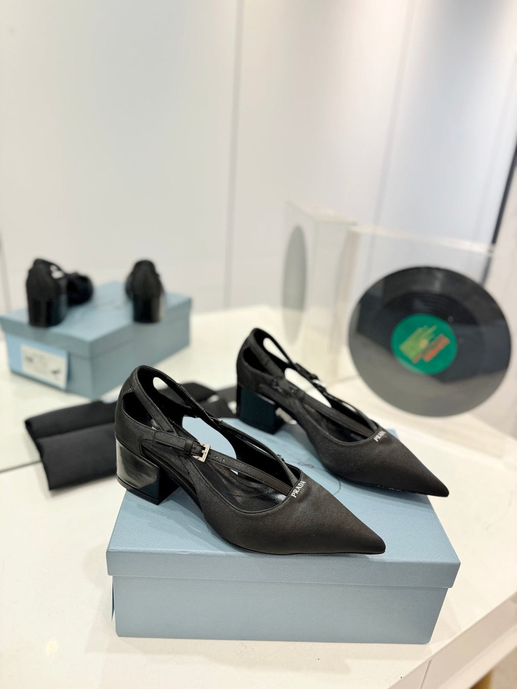 PRA STRAP CUT-OUT PUMPS BLACK SATIN