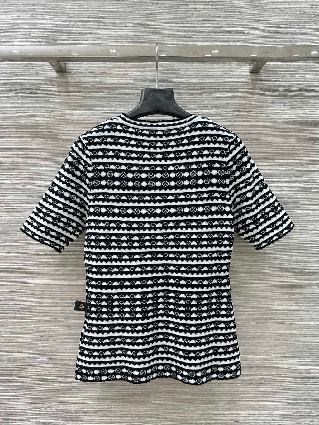 LV 25 Geometric Wave Pattern Round Neck Knitted T- Shirt Black Wool