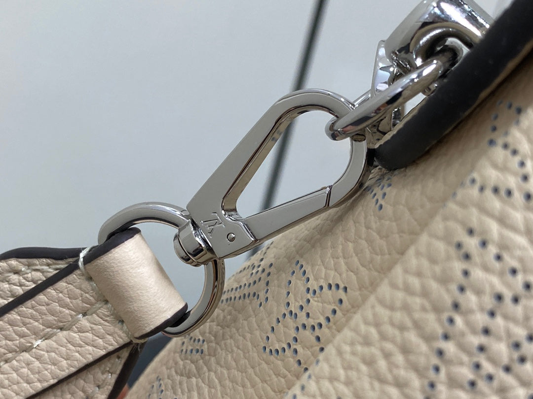 hand it all pm 29cm beige mahina calfskin