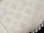 hand it all pm 29cm beige mahina calfskin