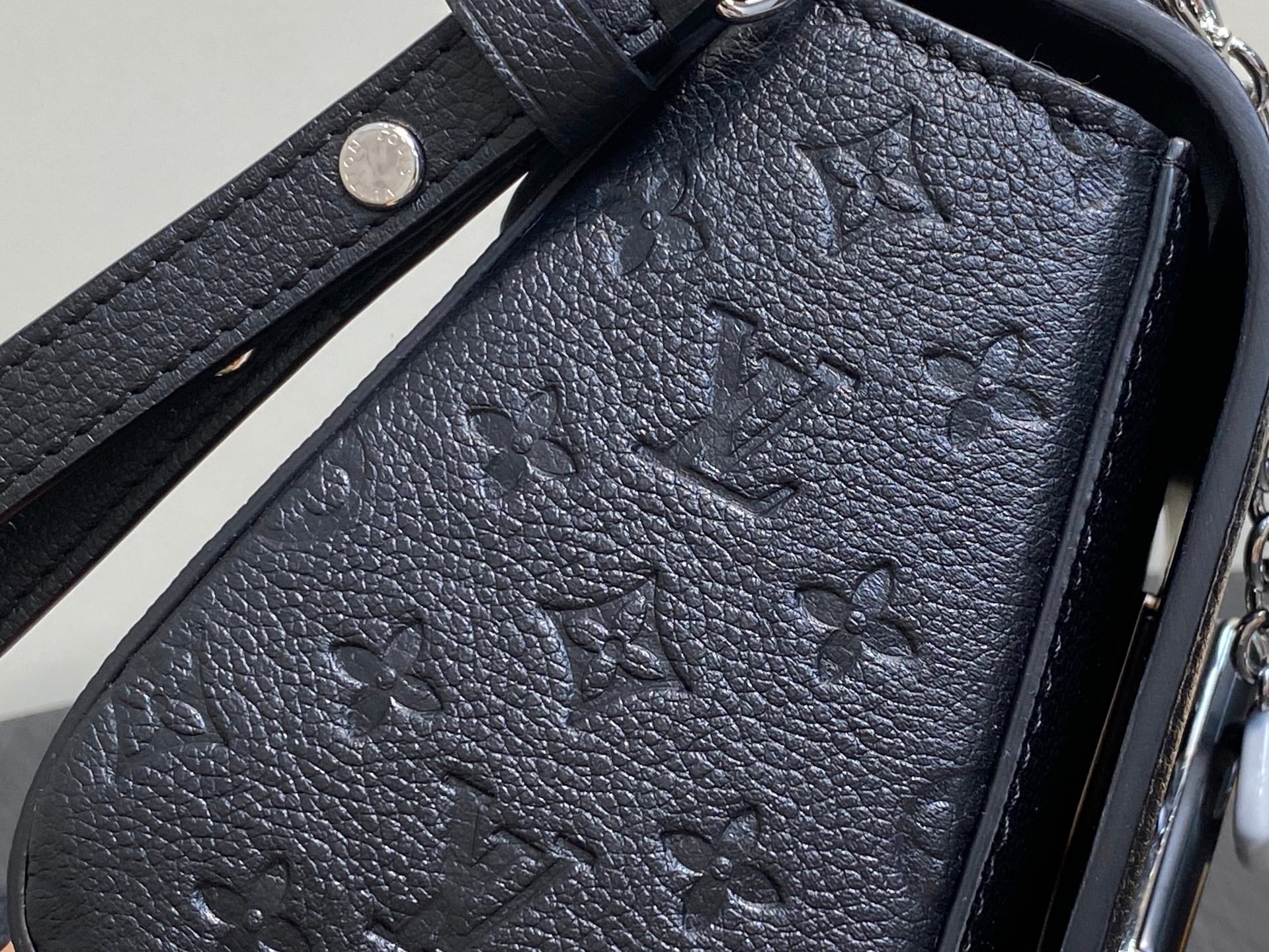 Twist MM Slim 23cm Black Calfskin