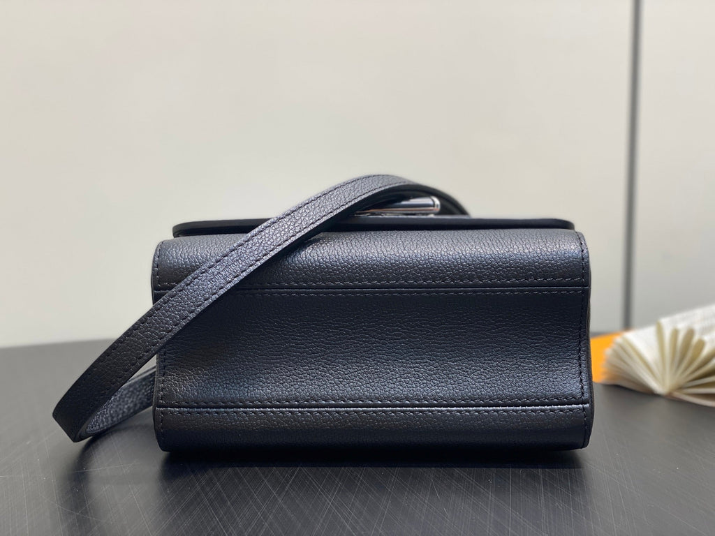 Twist MM Slim 23cm Black Calfskin