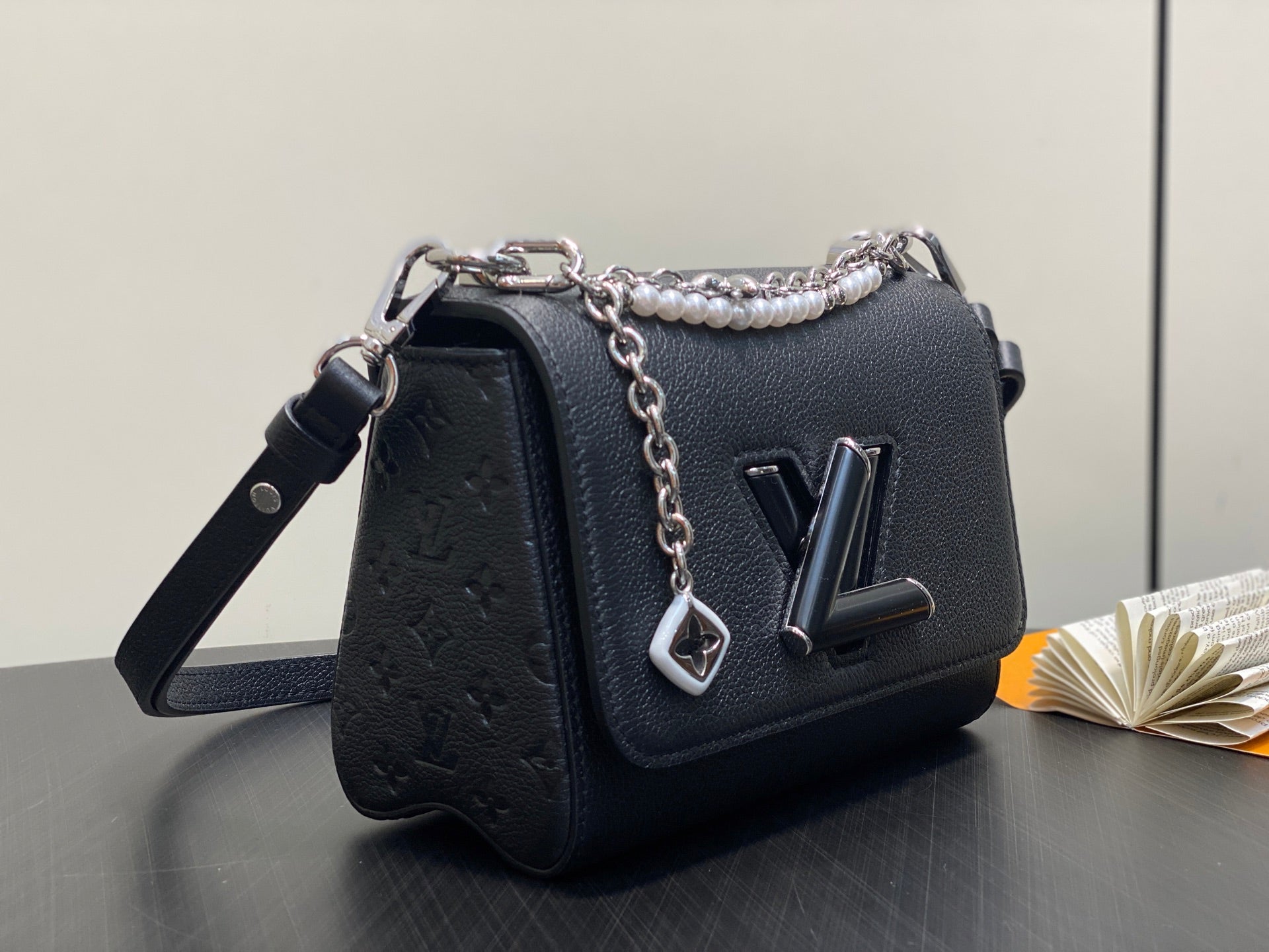 Twist MM Slim 23cm Black Calfskin