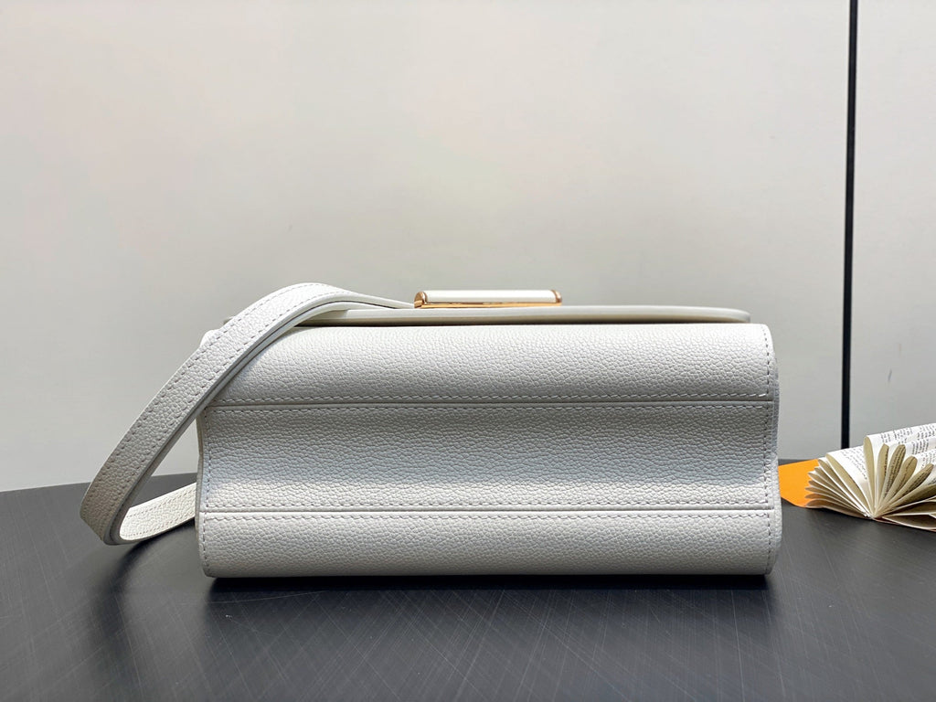 Twist MM Slim 23cm Cream Calfskin