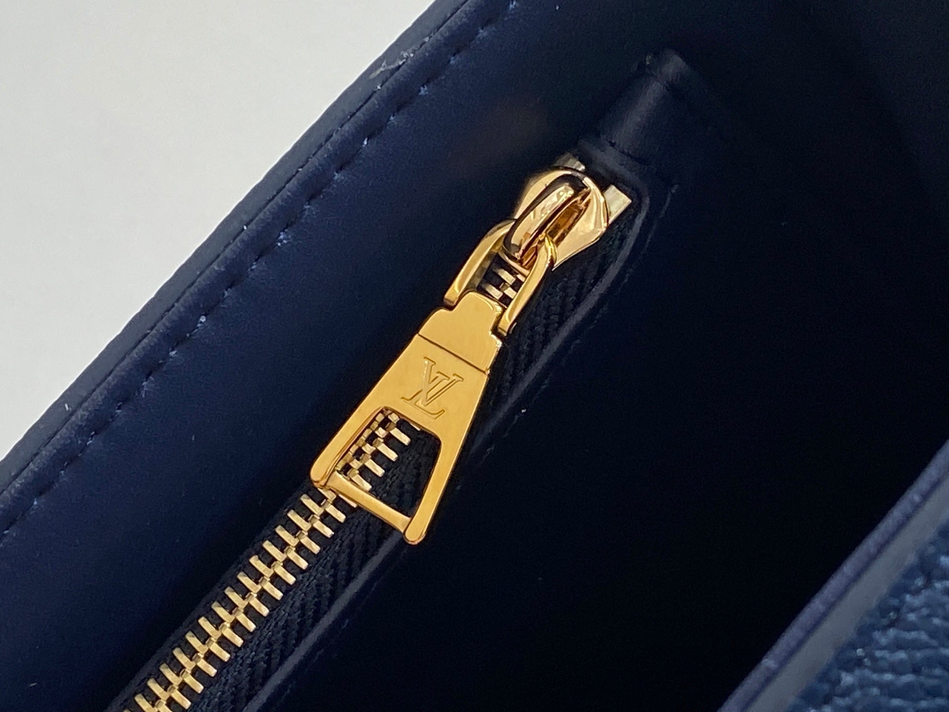 Twist MM Slim 23cm Navy Calfskin