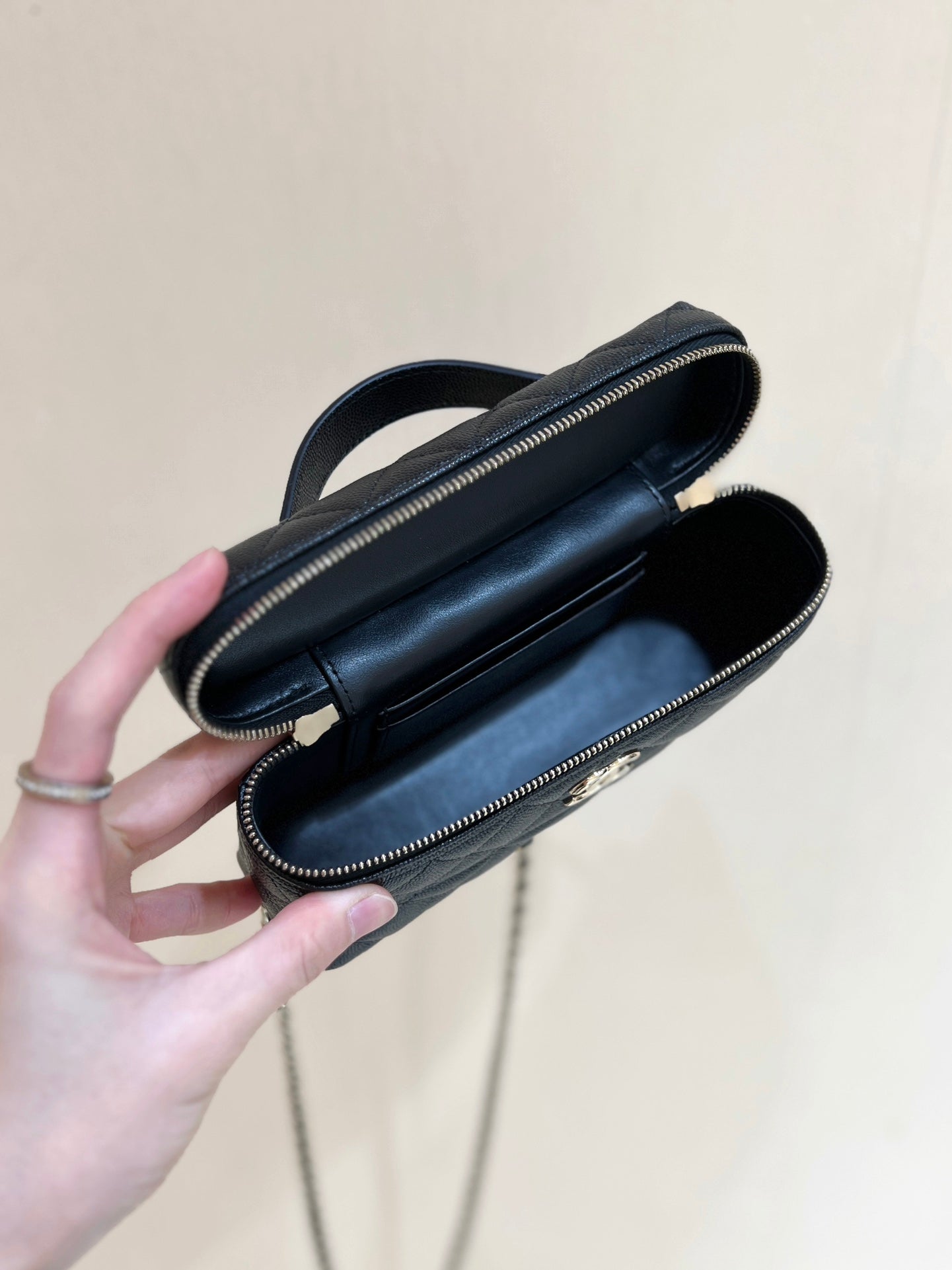 25C Vanity 19cm Top Handle Black Grained Calfskin