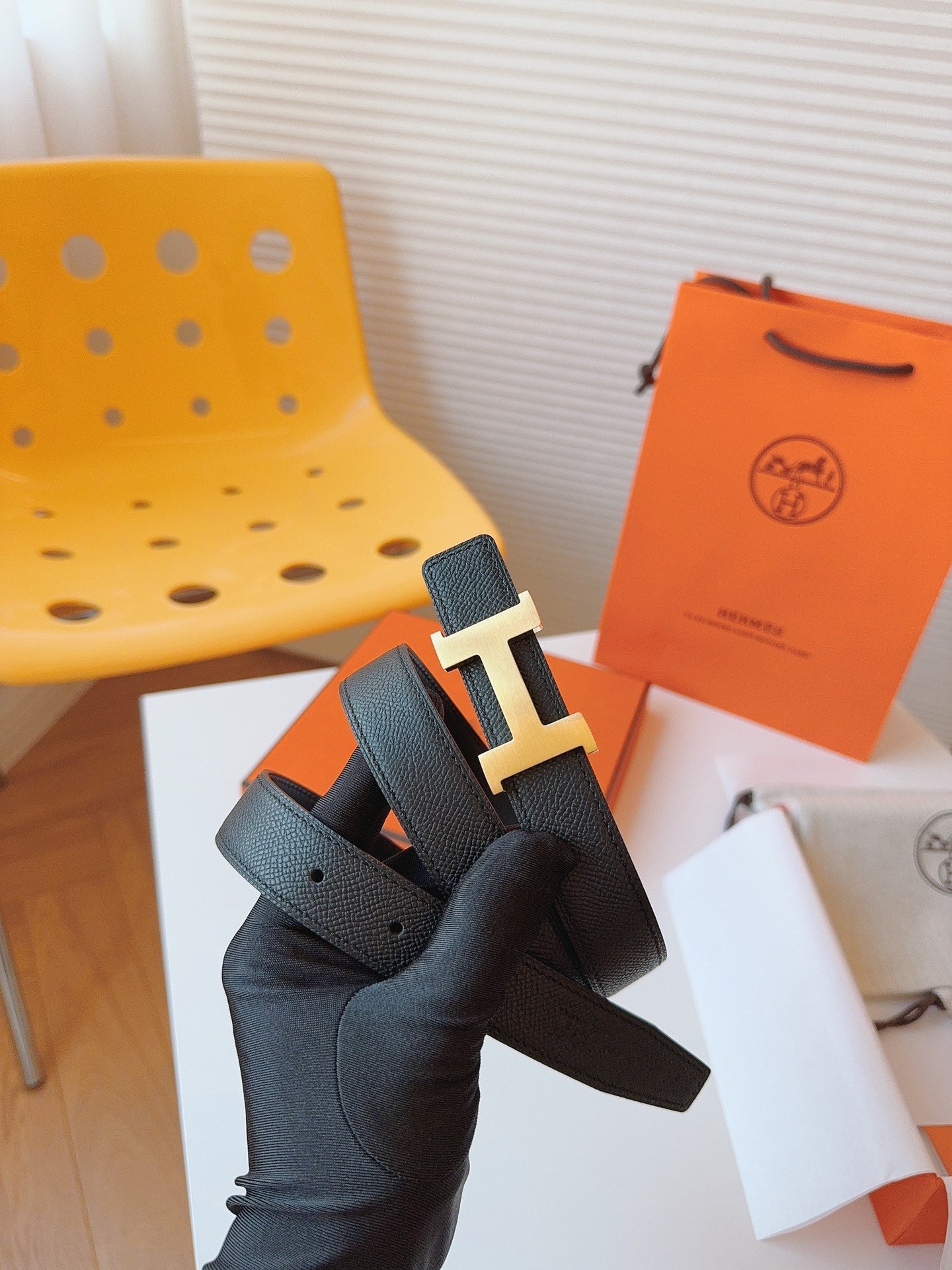 MINI H BELT BUCKLE & REVERSIBLE BLACK LEATHER STRAP 24 MM GOLD HARDWARE