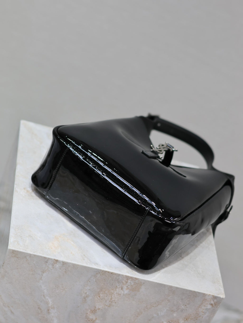 le 5a7 small 23cm black patent calfskin