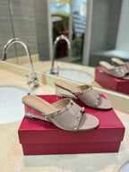 ROCKSTUD MULE SANDALS WITH TRANSPARENT HEEL IN CREPE PINK CALFSKIN